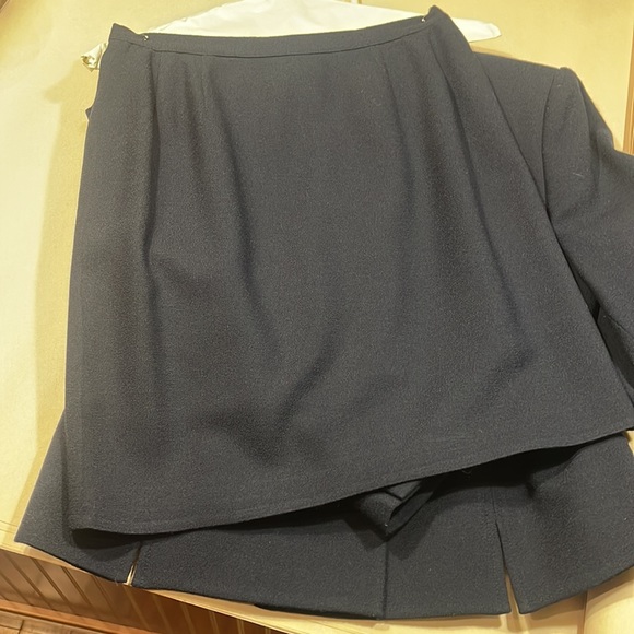 Ladies Suit - Picture 3 of 4